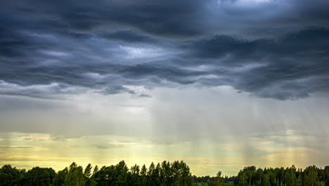 timelapse burzowych chmur z żółtymi refrakcjami światła słonecznego, warstwowe chmury nad lasem o świcie, piękny widok, tworzenie się chmur w niebieskim, pomarańczowym, mglistym mrocznym niebie na horyzoncie, epickie chmury