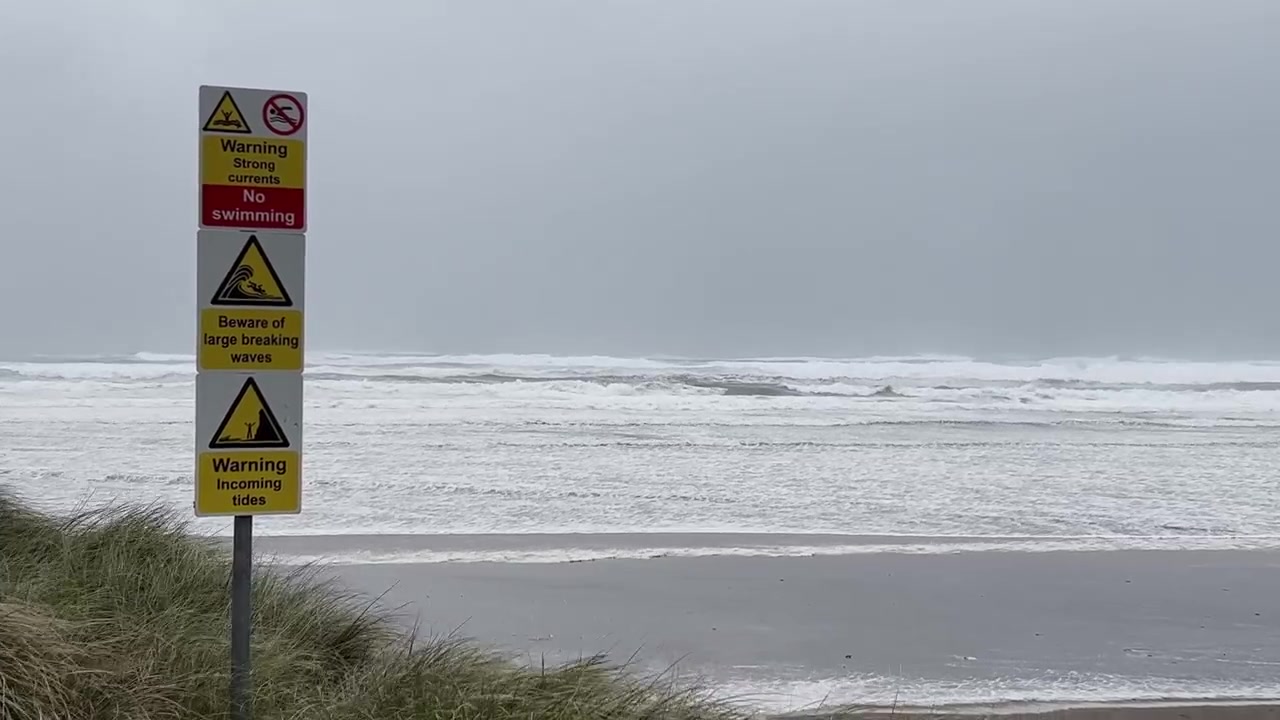 Stormen Ashley på Irlands vestkyst, Doonbeg strandgolfbane, varselskilt i storm og det ville Atlanterhavet.