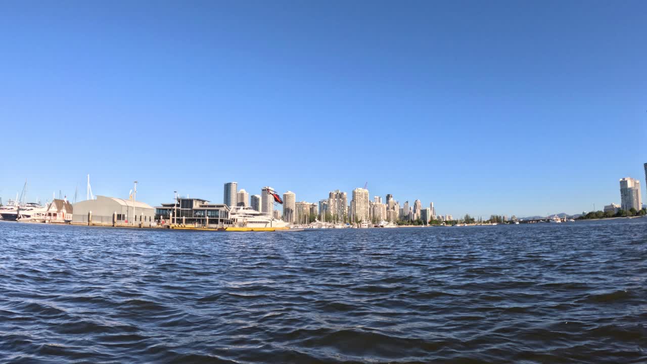 골드 코스트 시내 풍경과 물 위를 날아다니는 헬리터