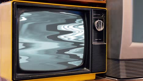 el televisor retro encendiendo la pantalla verde de la llave de croma. cierra. resolución 4k.
