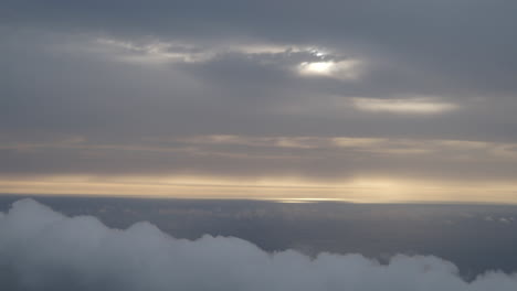 Sonnenuntergang-Aus-Dem-Flugzeugfenster