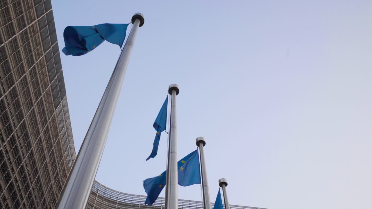Bandiere europee che sventolano al vento di fronte all'edificio Berlaymont a Bruxelles, Belgio