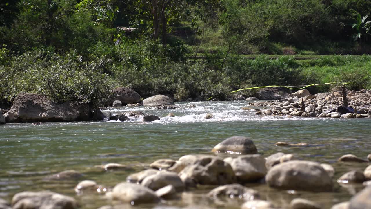 flusso del fiume chiaro tra le rocce, molto fresco e pulito
