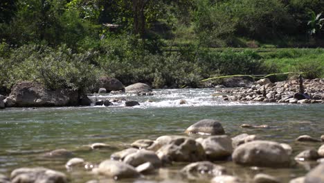 un cours d'eau clair entre les rochers, très frais et propre