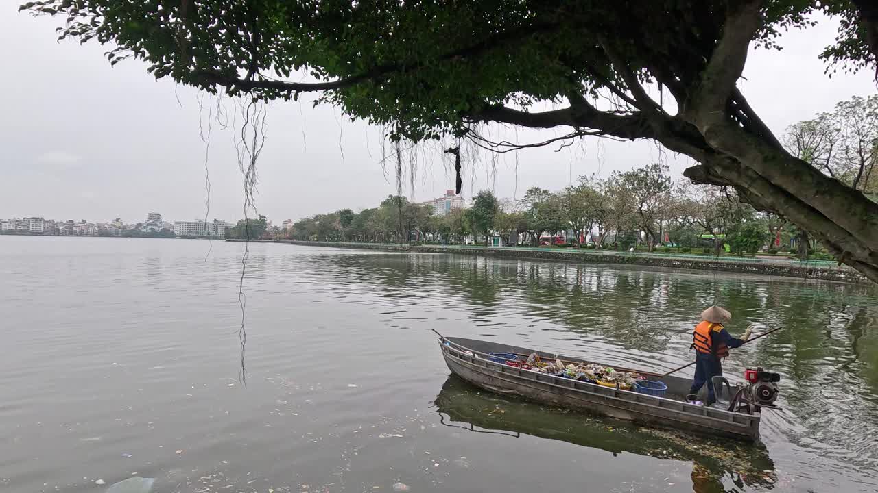 un equipo de voluntarios recoge la basura del río.