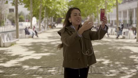 Mujer-Joven-Sonriente-Que-Tiene-Videollamada-A-Través-De-Un-Teléfono-Inteligente.