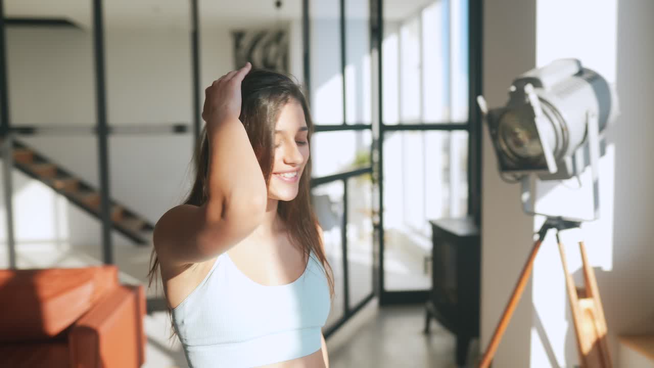 mujer haciendo ejercicio en casa