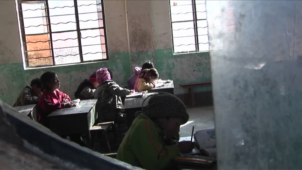 중국 시골 교실에서 글쓰기 연습을 하는 아이들 1