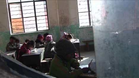 los niños practican la escritura en un aula rural en china 1