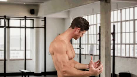 animación de un hombre caucásico musculoso y estresado en el gimnasio