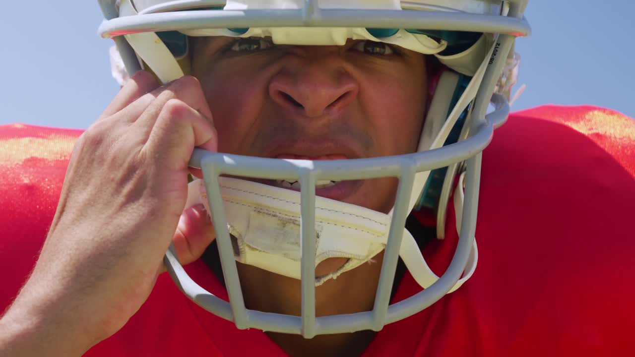Giocatore di football americano in piedi con il casco