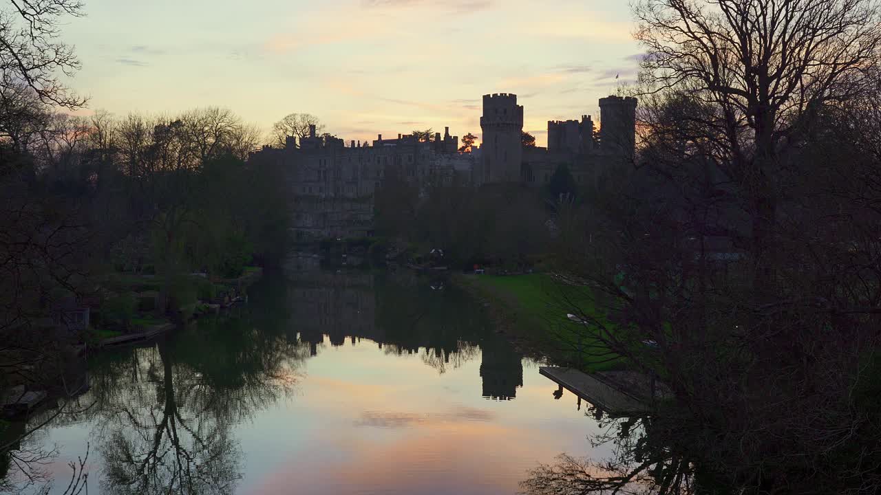 겨울 일몰 동안 워릭 성 및 에이번 강 강