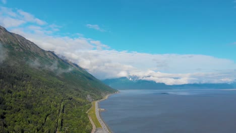 vídeo de drone em 4k da costa da montanha do braço turnagain perto da esperança, alasca no verão