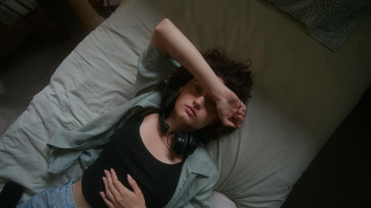 mujer relajándose en una cama