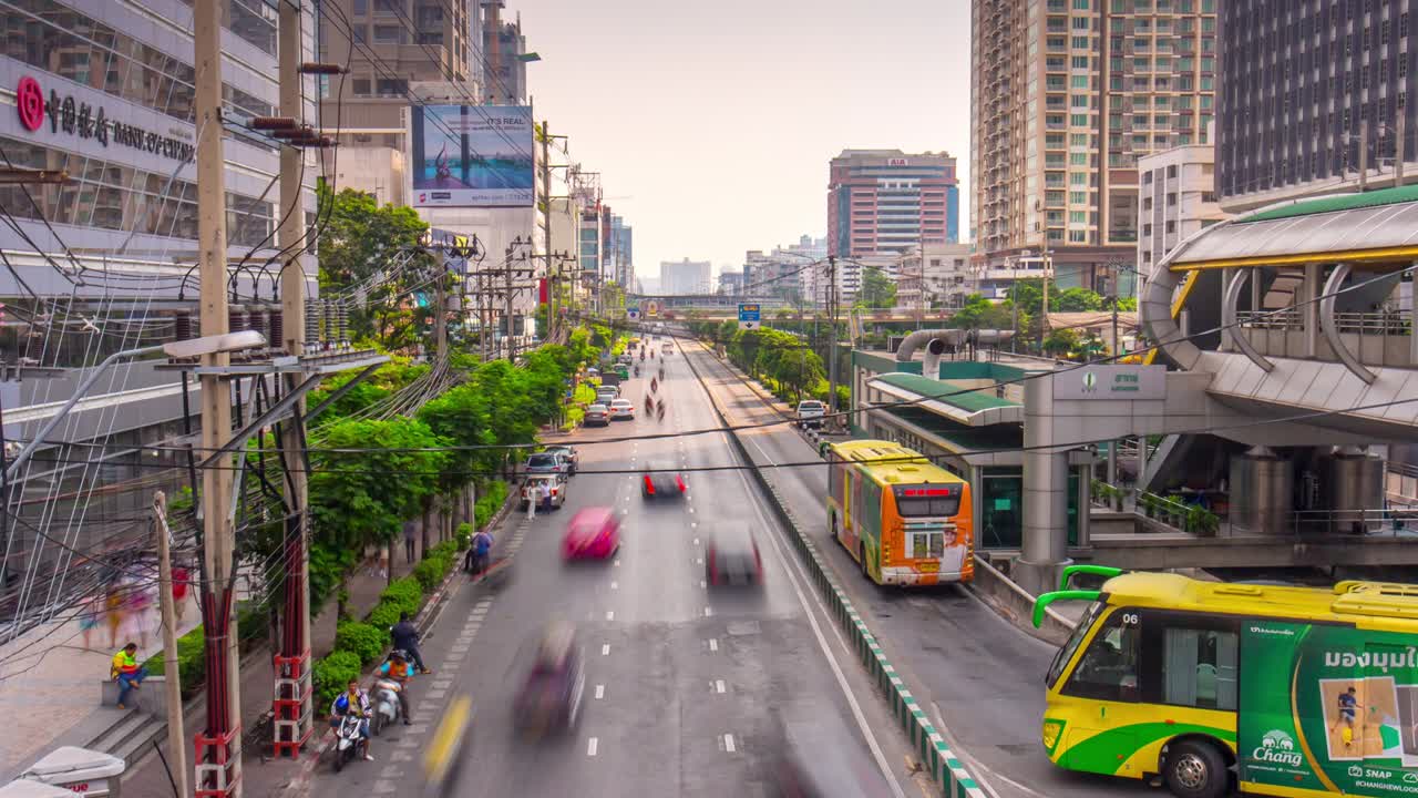 tailandia día soleado centro de la ciudad de bangkok tráfico cruce panorámica 4k lapso de tiempo