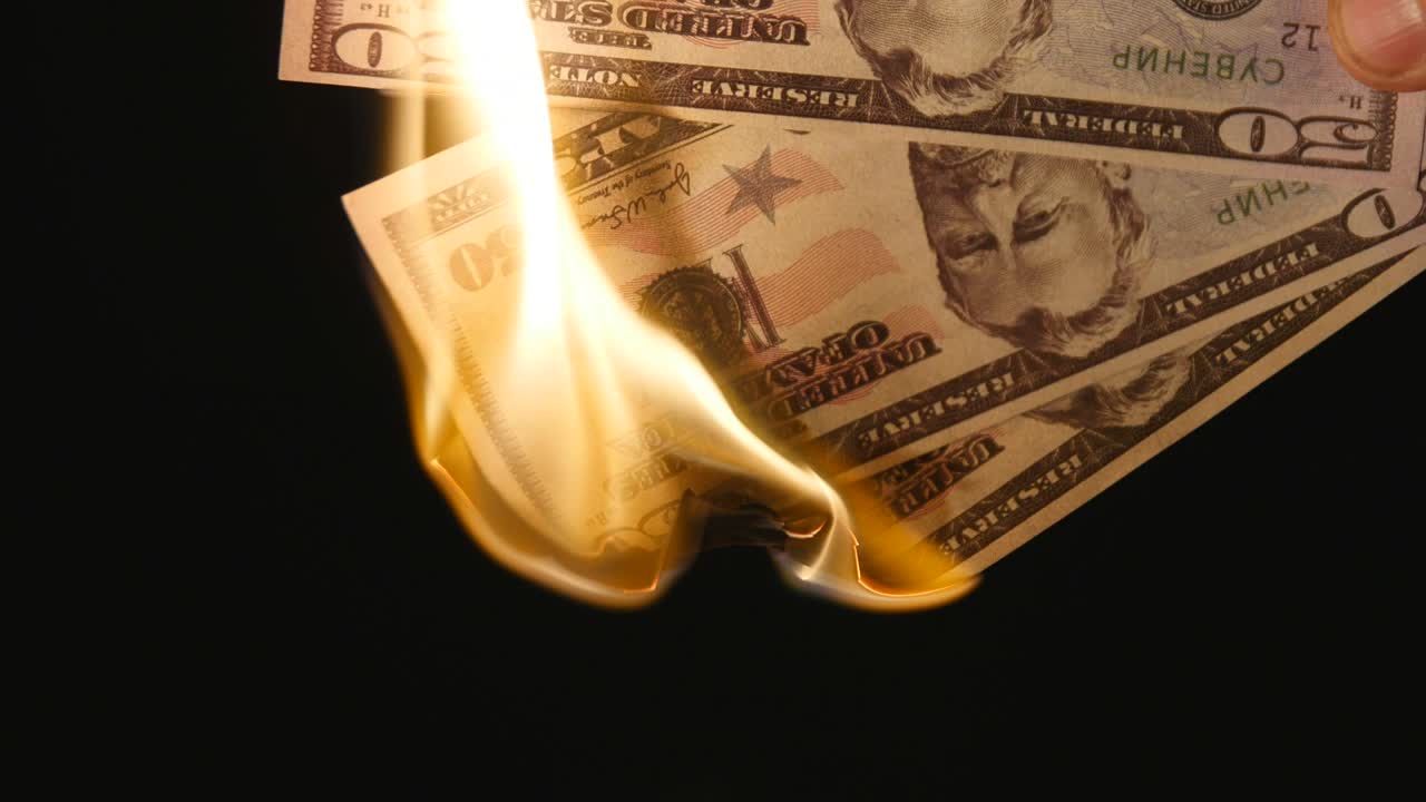 검은 바탕 위에서 불타는 달러