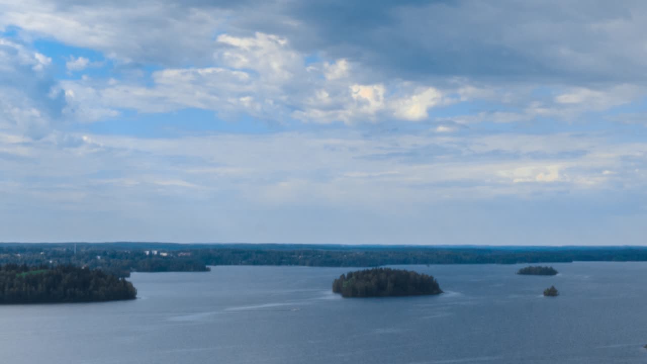 호수 위로 흐르는 비구름의 저속 촬영