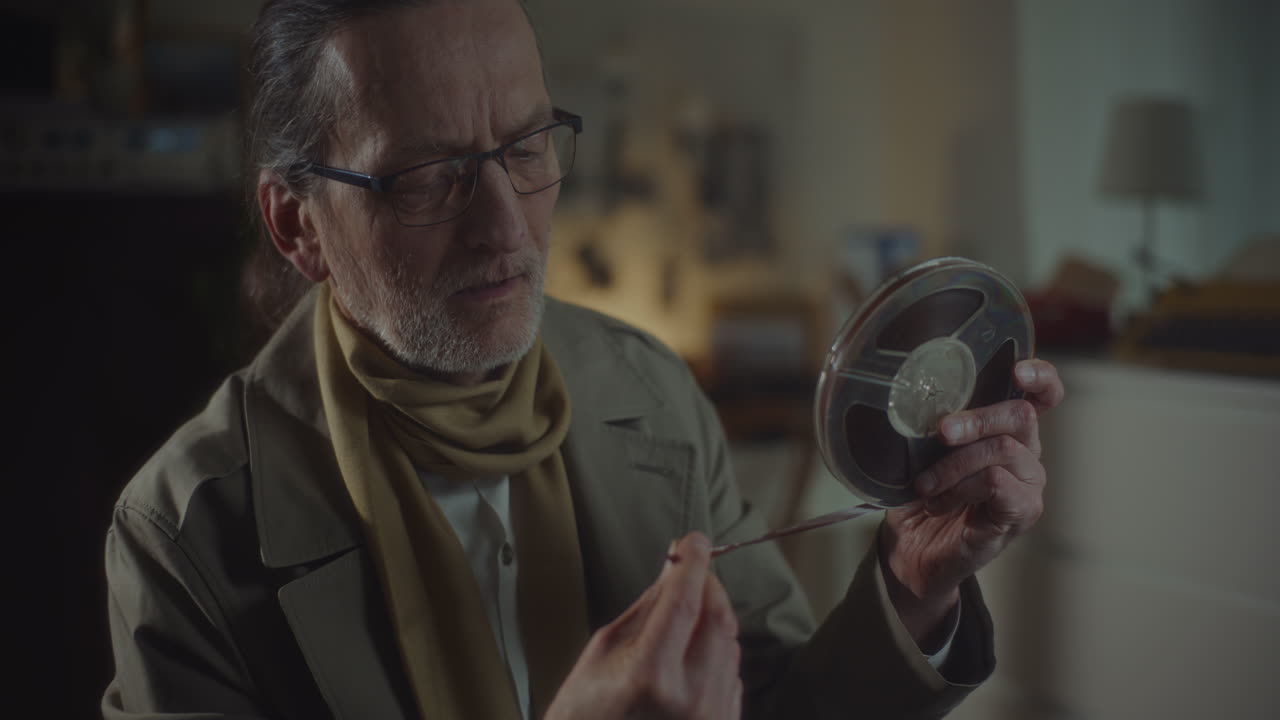 el espía escucha grabaciones discretas.