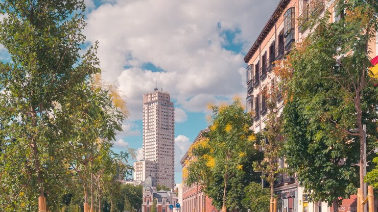 Timelapse do edifício da Plaza de España em Madrid durante a tarde com céu azul e nuvens brancas