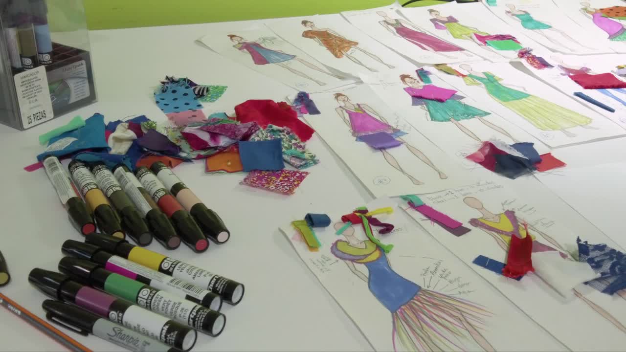 diseñadora de moda latina trabajando en nuevas ideas para ropa