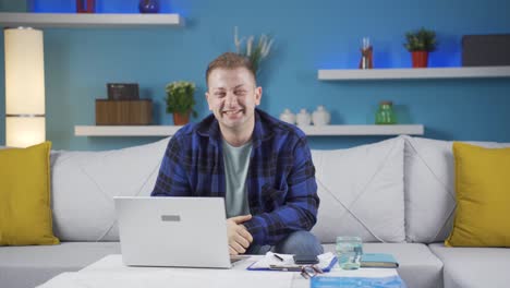 Hombre-Trabajador-De-Oficina-En-Casa-Haciendo-Un-Gesto-Positivo-A-La-Cámara.