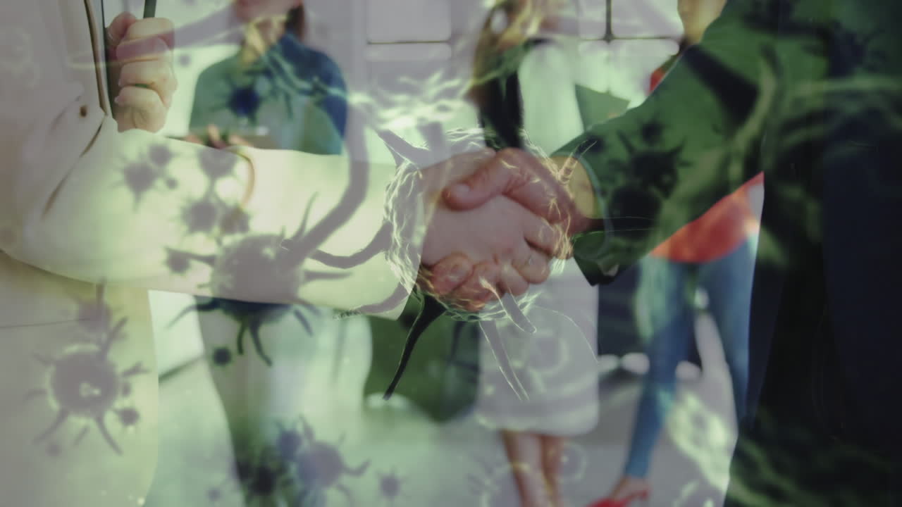 animación de células de virus sobre diversas personas de negocios que se dan la mano