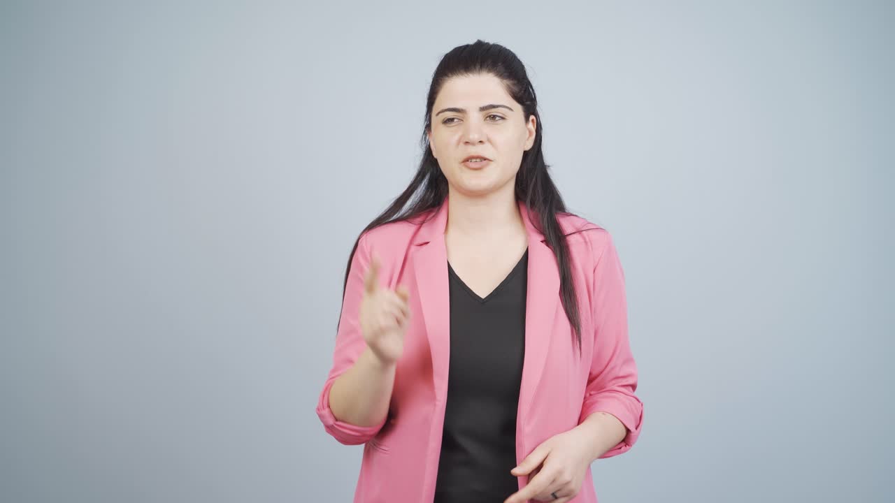 mujer de negocios dando un discurso motivacional ante la cámara.