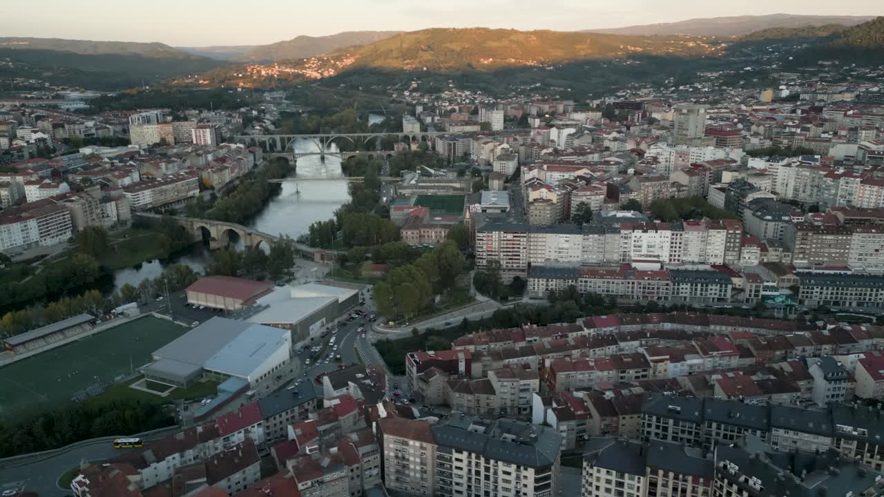 vista aérea de una ciudad al atardecer