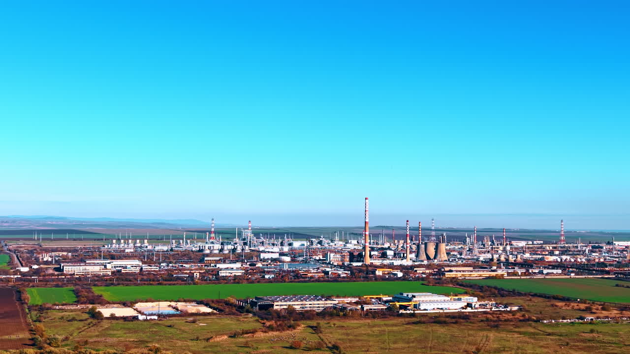 Enormt oljeraffineri lokalisert på landsbygda. Industrielt prosessanlegg for petroleumstransformasjon fra filmopptak