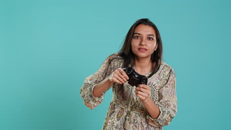 Mujer-Enfocada-Jugando-Videojuegos-Con-Joystick-Controlado-Por-Movimiento.