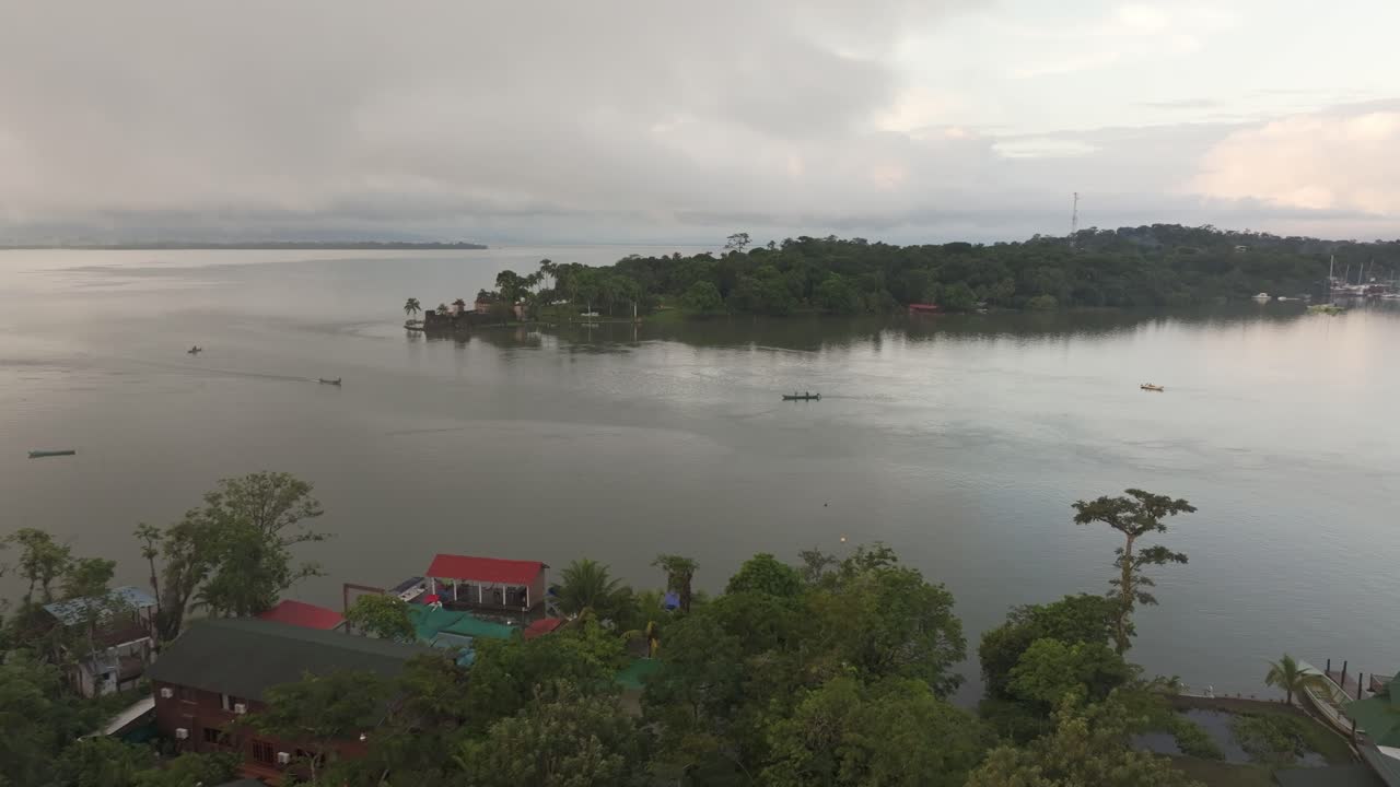vista desde un avión no tripulado del río río dulce con el castillo de san felipe, aérea