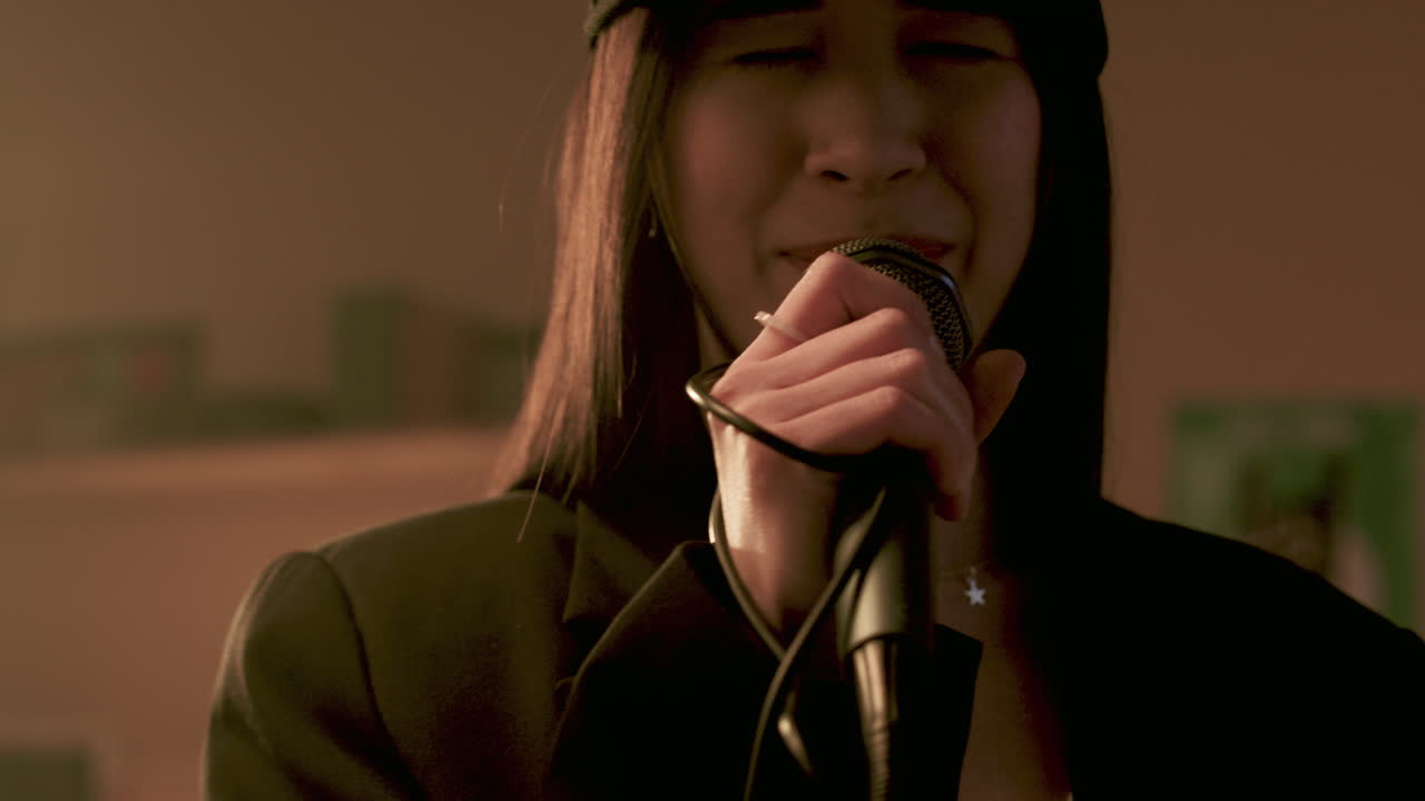 스튜디오에서 리허설하는 여자