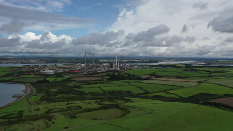 millford haven, refinería de pembroke desde el aire moviéndose de izquierda a derecha con la refinería central
