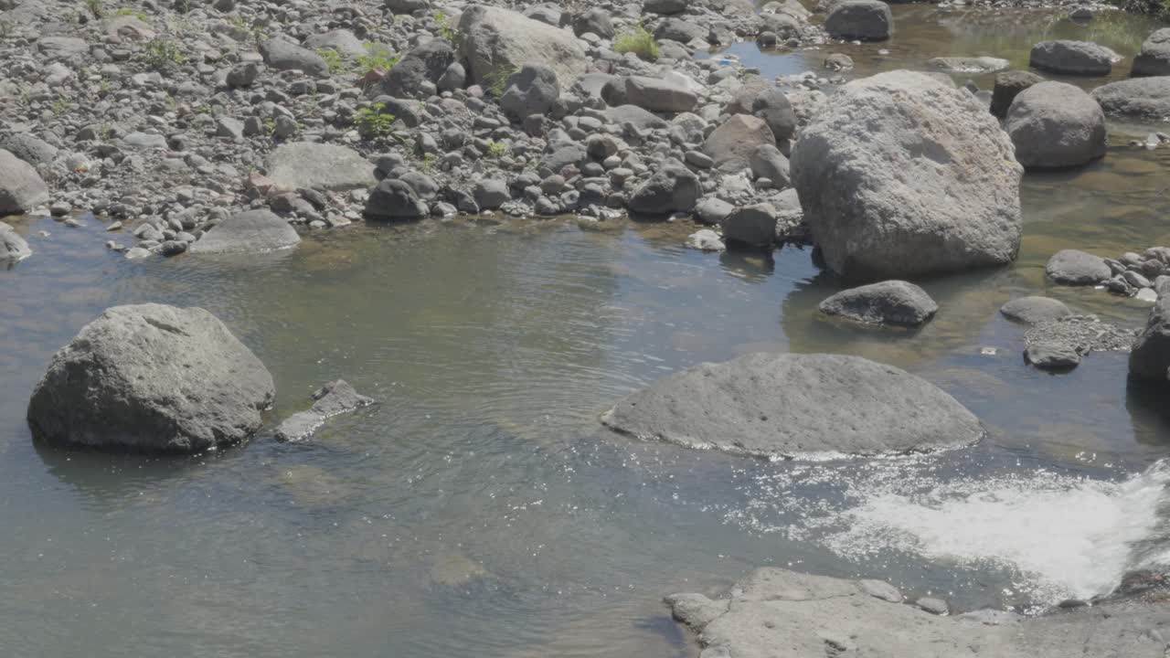 Pequeno riacho de água caindo em uma lagoa rochosa de rio, conceito de mudança climática no departamento de El Paraíso, Honduras.