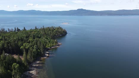 Hermoso-Océano-Azul-Profundo-Que-Rodea-La-Playa-De-Canoe-Bay-Y-La-Costa-Del-Sol-En-Columbia-Británica,-Canadá