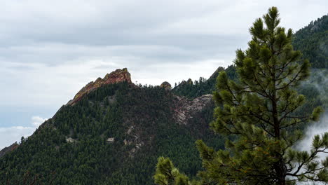 Timelapse-of-moving-mountain-fog-at-Flatirons,-Chautauqua-Park,-Boulder