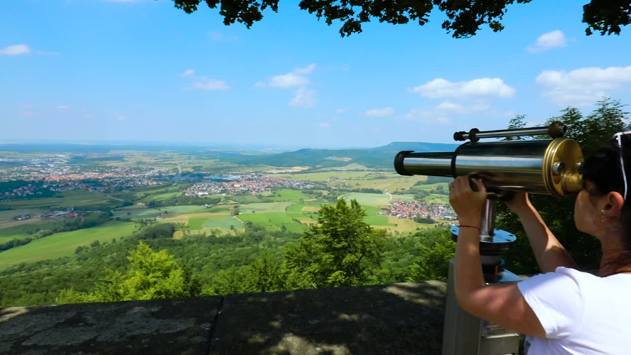 mujer turista en la plataforma de observación del castillo de hohenzollern, alemania