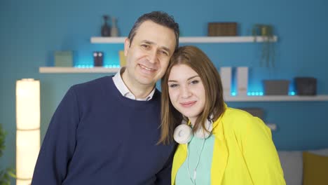 padre e hija riendo a la cámara. padre e hija se aman.