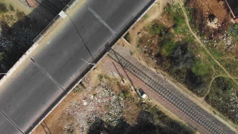 tanta basura debajo del puente cerca de la vía del tren