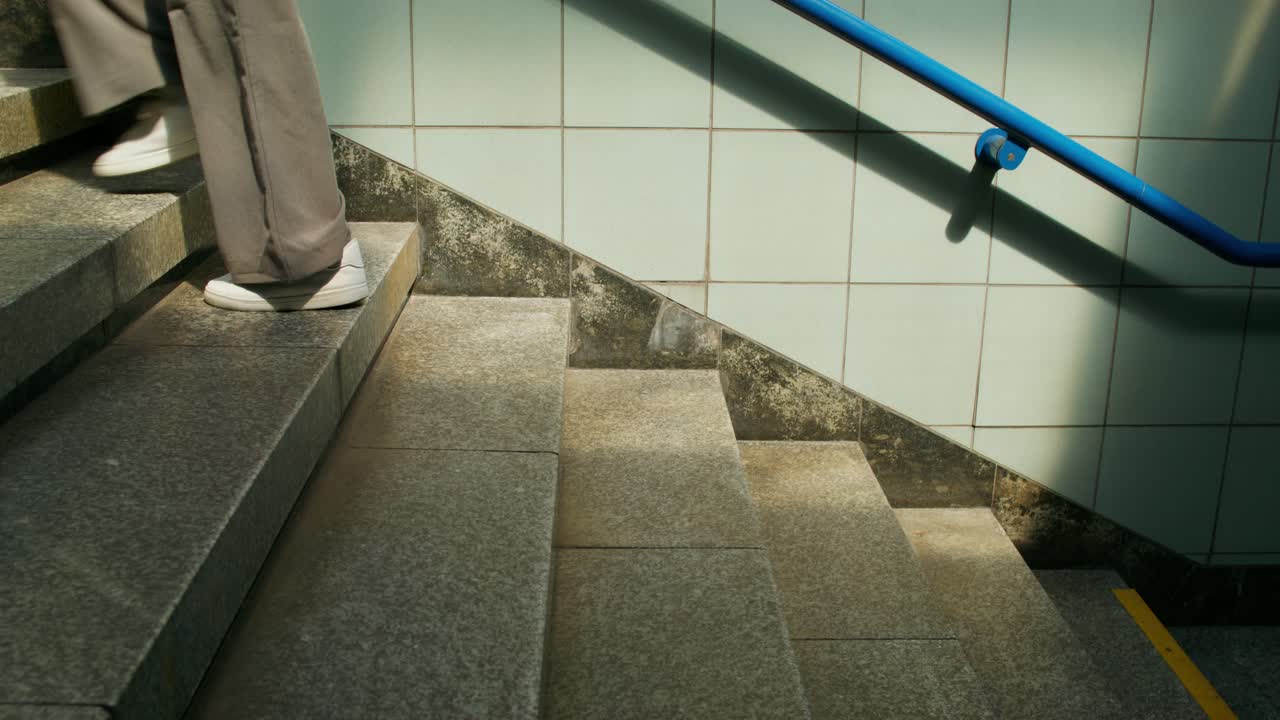 Person går ned ad trapper på en metrostation