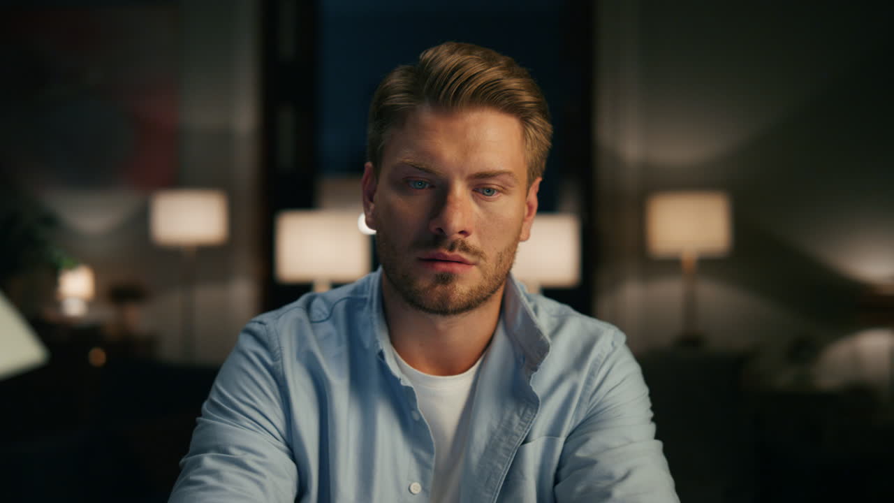 involucrado trabajador independiente pensando computadora en el hogar zoom out. chico considerando el problema