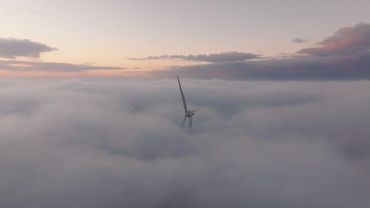 Droneoptagelse af en vindmølle under skyede forhold