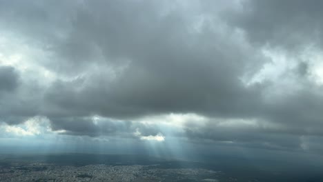 volando bajo un cielo turbulento en una tarde de otoño