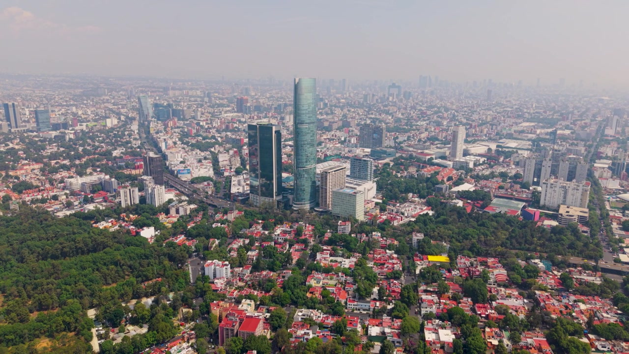 Kentsel CDMX'teki Torre Mitikah gökdeleninin geniş açılı drone çekimi.