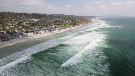 Olas-Del-Océano-Pacífico-Rompiendo-En-La-Playa-En-Del-Mar,-Condado-De-San-Diego,-Estados-Unidos