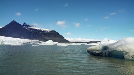 icebergs en una laguna islandesa