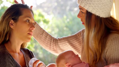 pareja de lesbianas alimentando leche a sus bebés 4k