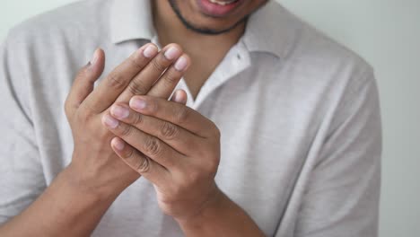 hombre con dolor en la mano y la muñeca