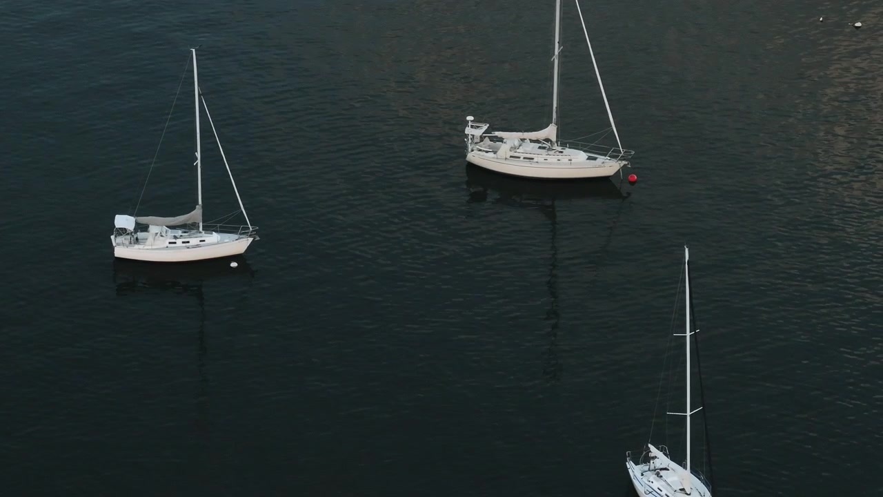 Vue aérienne de yachts au lever du soleil. Filmée à New York par un matin d'été.