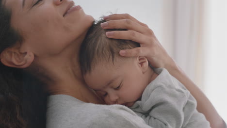 Madre-Sosteniendo-Al-Bebé-Calmando-Al-Recién-Nacido-Cansado-Calmando-Suavemente-Al-Bebé-Inquieto-Criando-A-Un-Niño-Amoroso-Mamá-Disfrutando-De-La-Maternidad-En-Casa